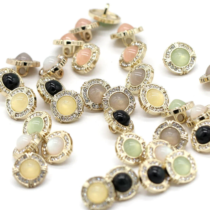 Botões de Pérola e Strass com Acabamento Dourado – Luxo e Elegância